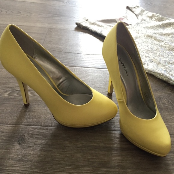 yellow pumps size 12